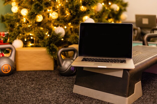 portátil en el gimnasio para navidad