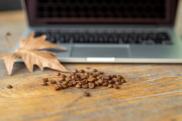 Portátil en la mesa en un café