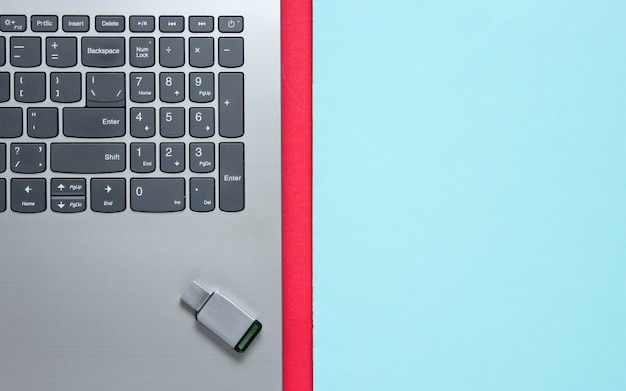 Portátil con unidad flash USB en un papel de color