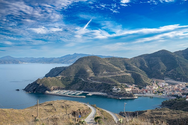 Foto portbou es una ciudad española en los pirineos orientales en la frontera con francia en cataluña