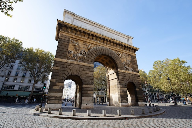 Foto la porte saintmartin es una hermosa puerta antigua cerca de los grands boulevards parís francia