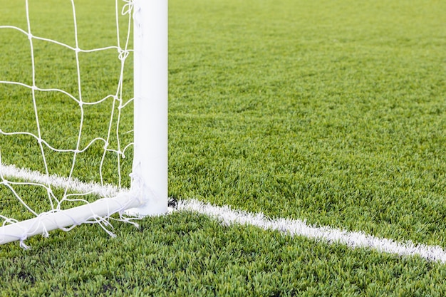 Portería de fútbol con campo de hierba