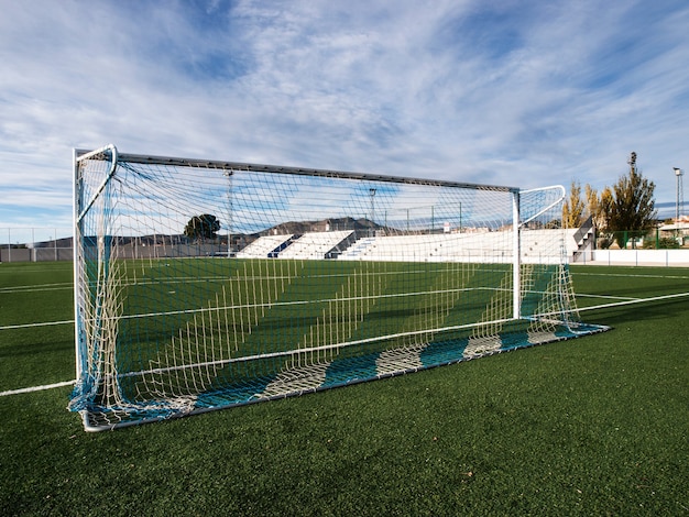 Foto una portería de fútbol en un estadio de fútbol.