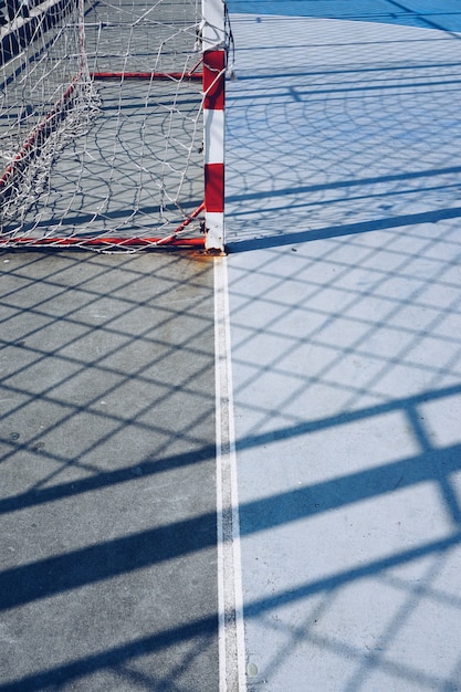 portería de fútbol y red de cuerda en el campo en la calle