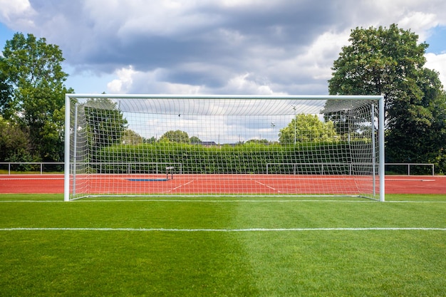 Portería de fútbol sobre un césped verde en el campo