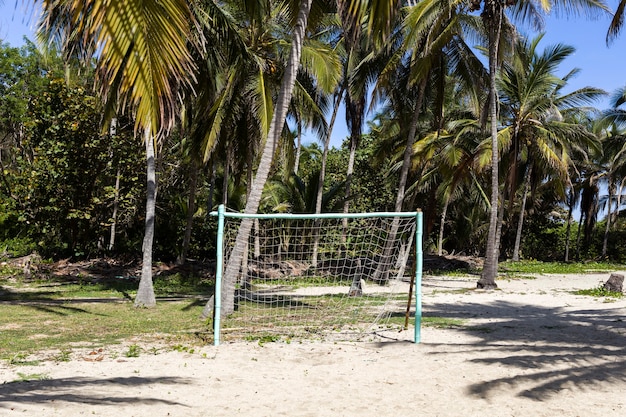 Portería de fútbol vacía en una playa tropical en Tayrona, Colombia