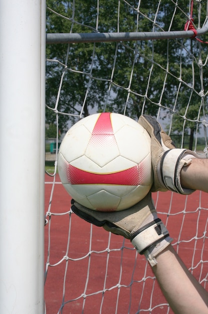 portero toma la pelota