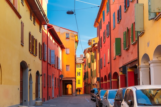 Pórtico de la calle medieval con casas de colores en el casco antiguo de Bolonia, Italia