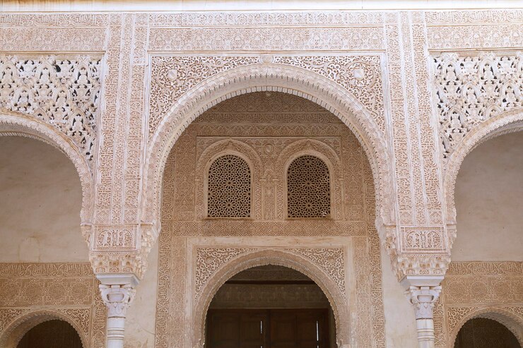 Pórtico da sala dourada da Alhambra de Granada, Espanha