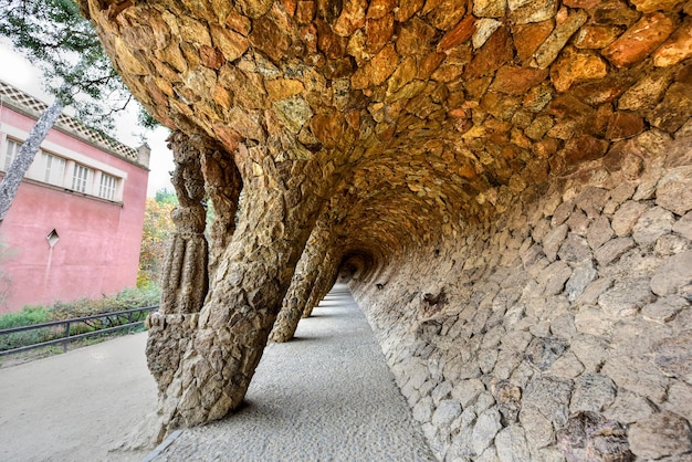 El Pórtico de la Lavandería en el Parque Guell en Barcelona España Es un sistema de parque público compuesto de jardines y elementos arquitectónicos ubicado en la colina del Carmelo en Barcelona Cataluña España