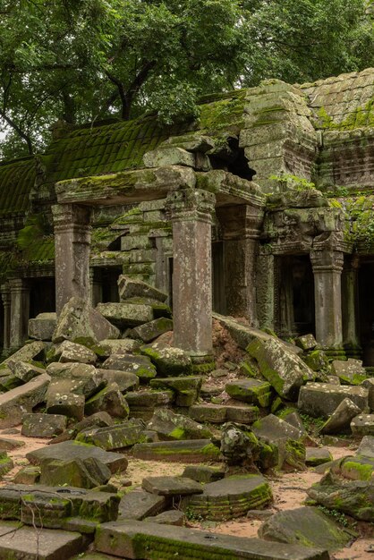 Foto el pórtico del templo en ruinas bloqueado por rocas caídas