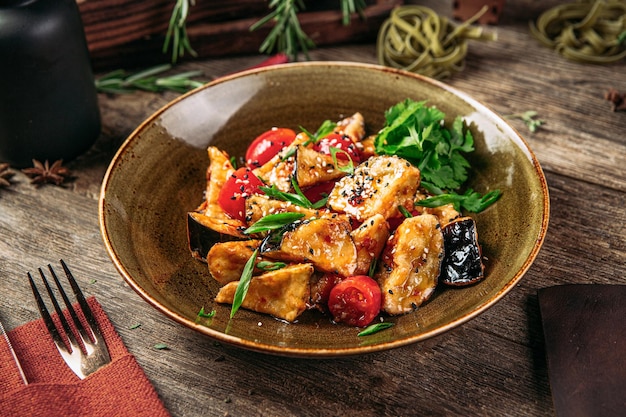 Portion appetitlicher gebratener Auberginensalat