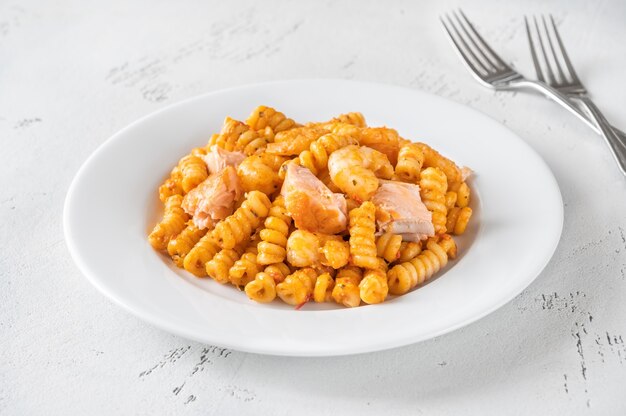 Portion Biskuitnudeln mit Garnelen und Lachsfilet