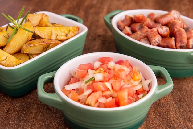 Portion Bratkartoffeln und Wurst und Vinaigrette