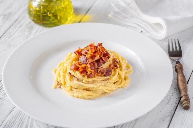 Portion Carbonara-Nudeln, garniert mit frittiertem Guanciale