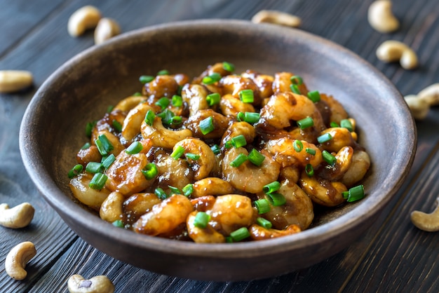 Portion Cashewgarnelen unter Rühren braten