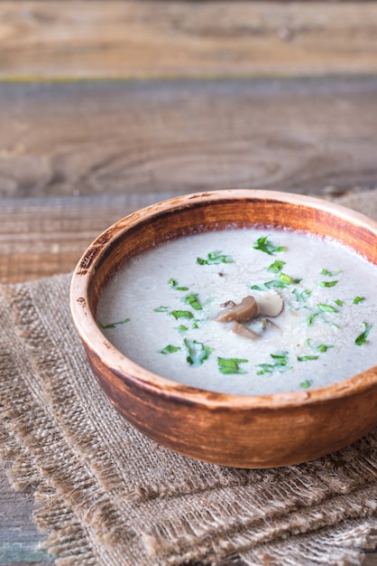 Portion cremige Pilzsuppe