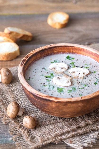 Portion cremige Pilzsuppe