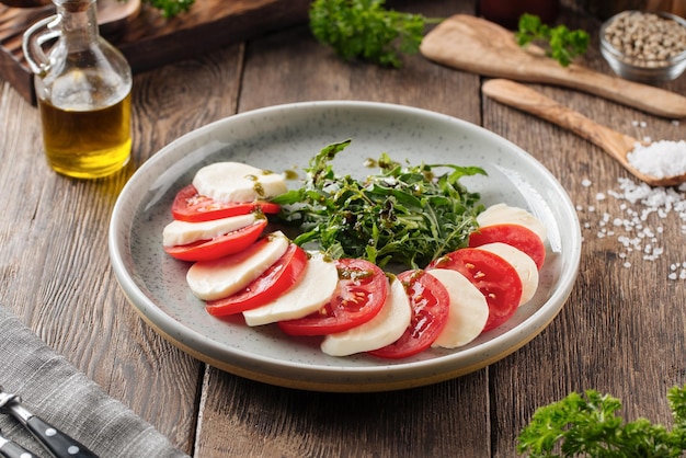 Portion frischer Caprese-Salat