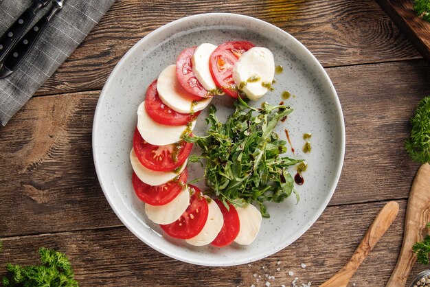 Portion frischer Caprese-Salat