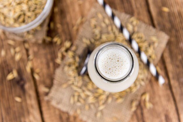 Foto portion frischer hafermilch mit selektivem fokus, nahaufnahme