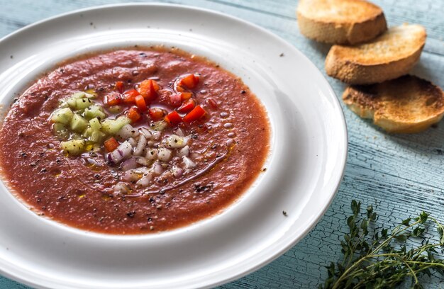 Portion Gazpacho auf dem Holztisch