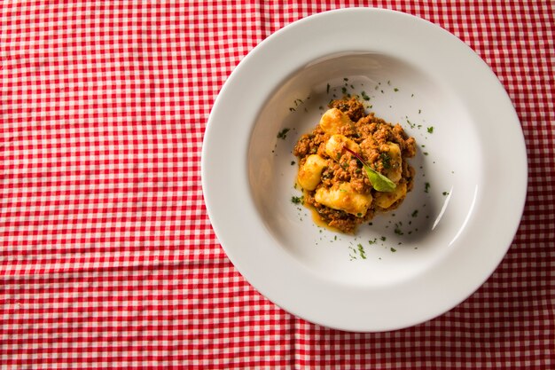 Portion Gnocchi in Tomatensauce mit Käse.