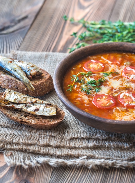 Portion grüne Linsen-Tomatensuppe mit Toast