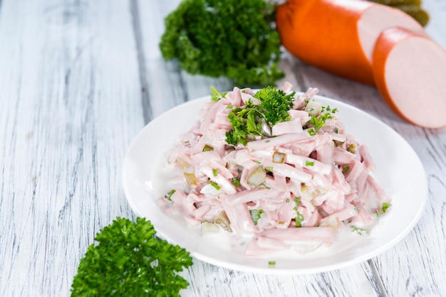 Portion hausgemachter Fleischsalat