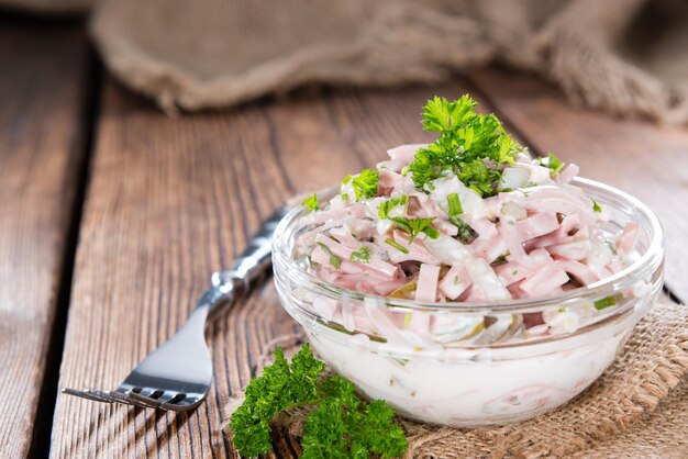 Portion hausgemachter Fleischsalat