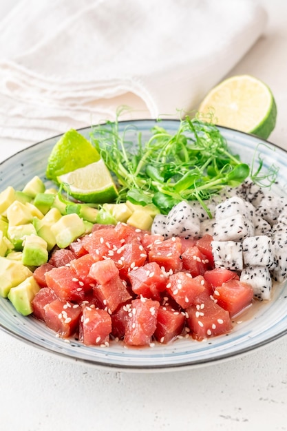 Portion hawaiianischer Poke mit Thunfisch-Pitaya und Avocado