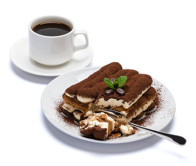 Portion klassisches Tiramisu-Dessert und Tasse frischen Espressokaffee lokalisiert auf weißem Hintergrund