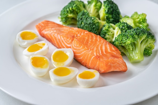 Portion Lachs mit Brokkoli und Eiern