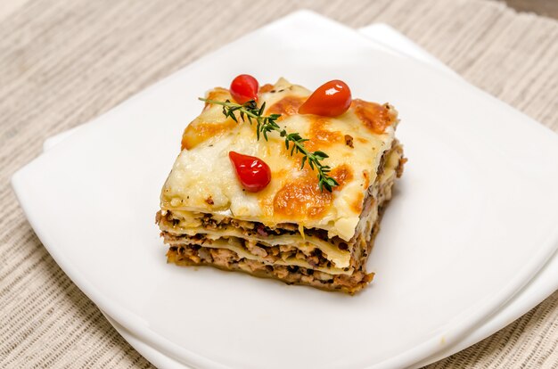 Portion Lasagne auf dem Holztisch