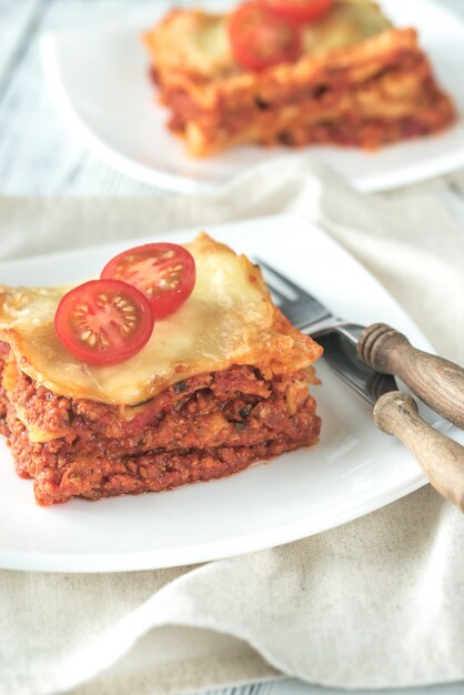 Portion Lasagne auf dem weißen Teller