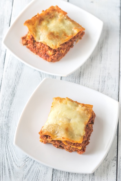 Portion Lasagne auf dem weißen Teller