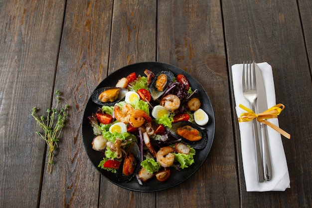 Portion Meeresfrüchtesalat mit Besteck