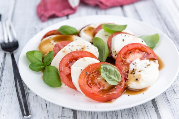 Portion Mozarella mit Tomaten und Balsamico-Dressing