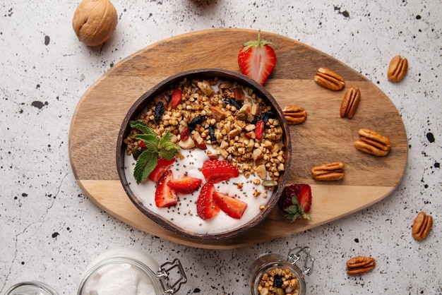 Portion Müsli mit Joghurt und Erdbeeren