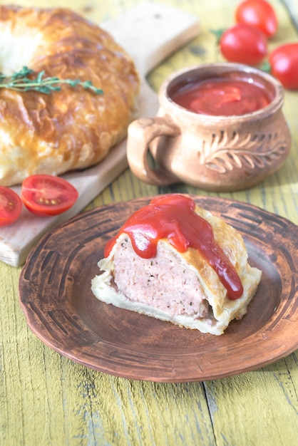 Portion Rindfleisch Wellington mit Tomatensauce