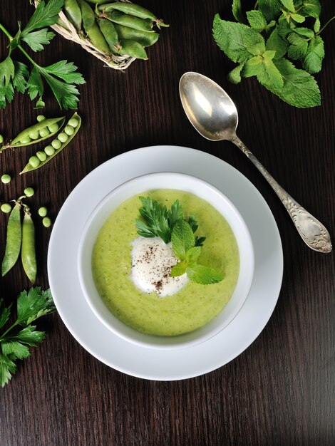 Portion Sahnesuppe mit grünen Erbsen mit Minzcreme