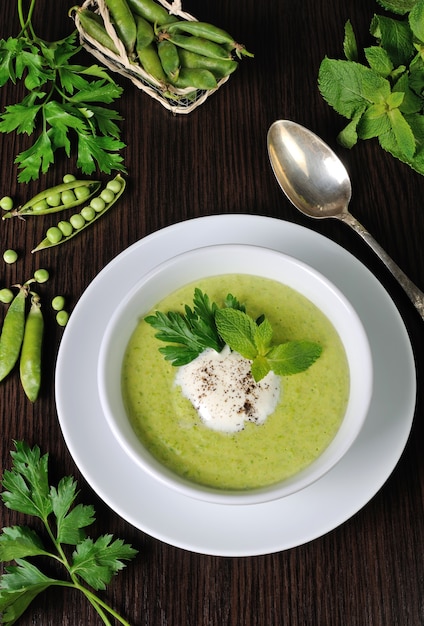 Portion Sahnesuppe mit grünen Erbsen mit Minzcreme