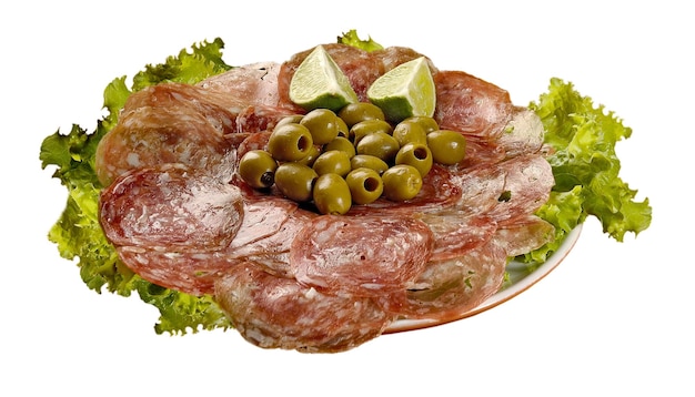 Portion Salami mit Oliven auf weißem Hintergrund