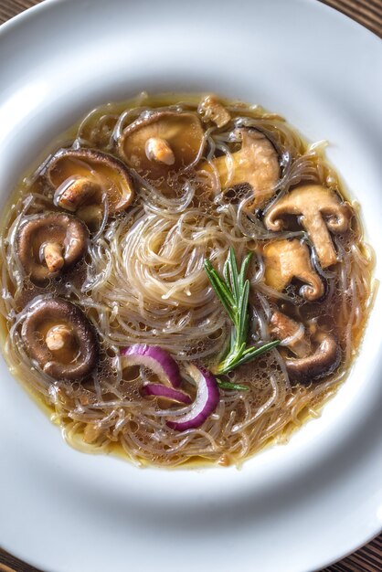 Portion Shiitake-Ingwersuppe