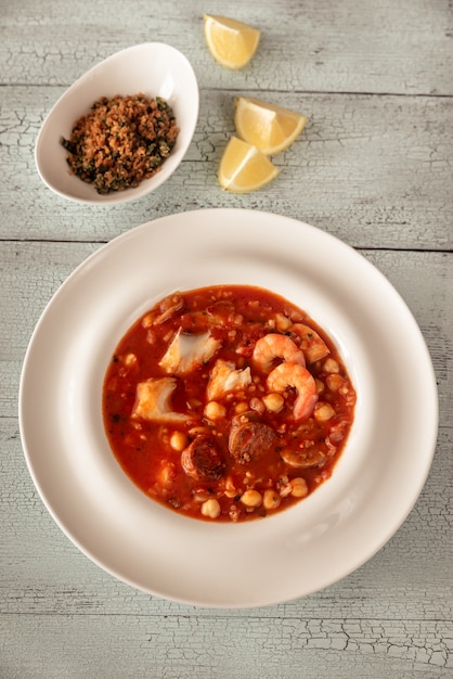 Portion spanischer Fisch und Chorizo-Suppe