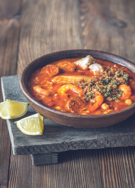 Portion spanischer Fisch und Chorizo-Suppe