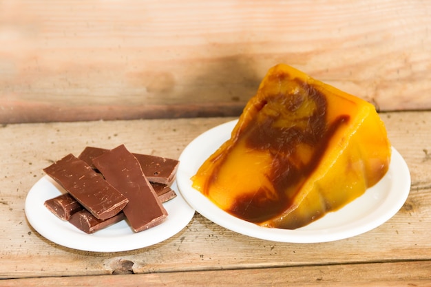 Portion Süßkartoffel mit Schokolade und Schokoriegeln. Argentinische Gastronomie