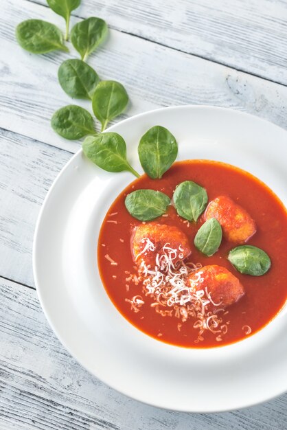 Portion Tomatensuppe mit Fleischbällchen