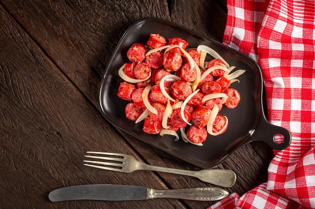 Portion Wurst mit Zwiebel