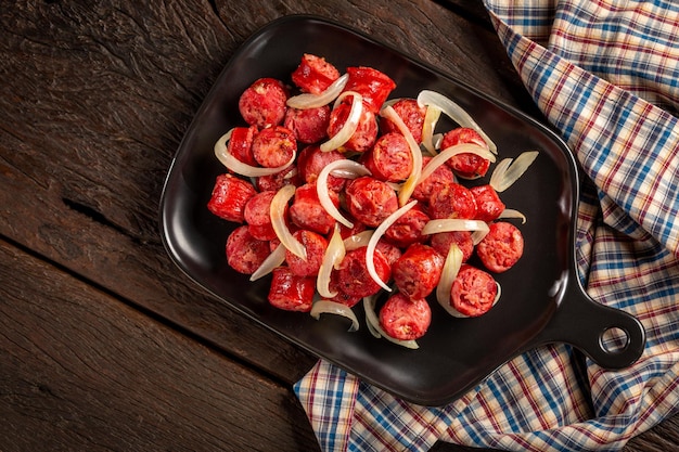 Portion Wurst mit Zwiebel